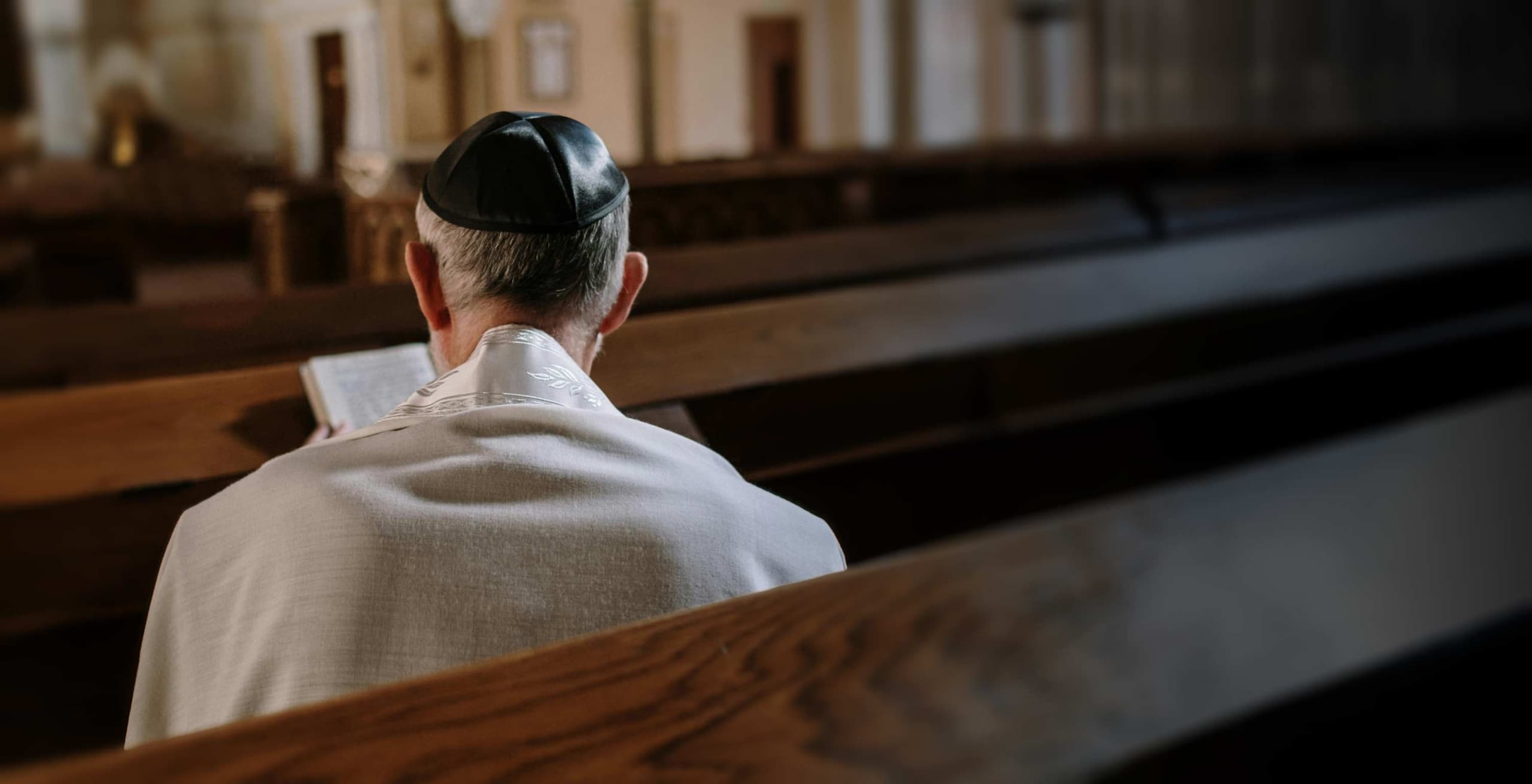 Orthodox Jewish man on synagogue